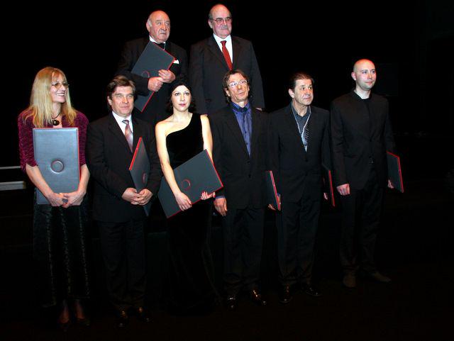 Nagrade Prešernovega sklada so dobile novih šest lastnikov, ki so se pred objektiv postavili v družbi dobitnikov Prešernove nagrade Antona Nanuta in Miroslava Košute. Foto: MMC RTV SLO/Sandi Fišer
