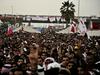 Novi množični protesti v Bahrajnu, kralj pa pri sosedu