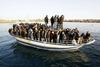 Foto: 11 čolnov na otok Lampedusa pripeljalo več kot 1.000 beguncev
