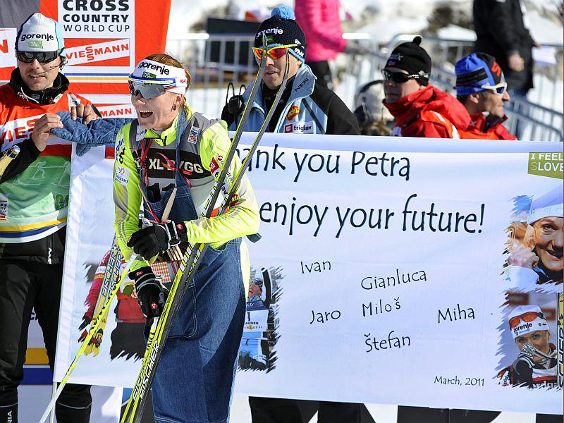 Petri Majdič so v cilju  prvi čestitali člani njene spremljevalne ekipe. Foto: EPA
