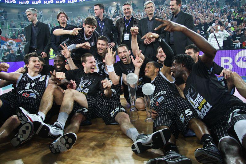 Košarkarji Partizana v jadranski ligi nastopajo desetič, prav vedno pa so se uvrstili na zaključni turnir. Njihova bilanca je 6 naslovov, 2 poraza v finalu ter eden v polfinalu. Foto: MMC RTV SLO/Sandi Fišer