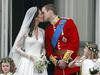 Foto in video: William in Catherine z dvema poljuboma osrečila množico