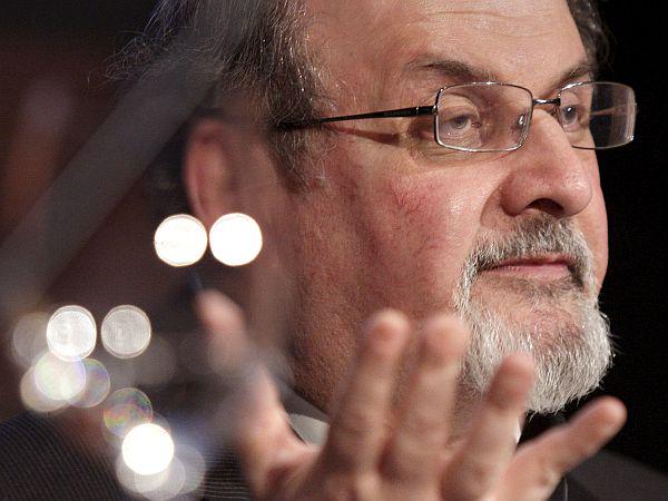 Salman Rushdie je v romanu Otroci polnoči zapisal zgodbo Salema Sinaja, ki se je rodi na tisto noč kot indijska država. Gre za zgodbo prvih treh desetletij njegovega življenja in življenja njegove domovine, roman pa je poleg bookerja in bookerja vseh bookerjev ob štiridesetletnici nagrade prejel še naziv najboljši booker. Foto: EPA