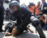 Foto: V spopadih med policijo in mladimi Španci 87 ranjenih