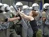 Foto: Grki izhod iz krize iščejo na ulicah, poslanci v parlamentu
