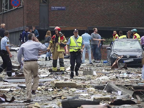 V eksploziji avtomobila bombe v Oslu je umrlo sedem ljudi, več pa je bilo ranjenih. Prebivalci norveške prestolnice so pretreseni in prestrašeni. Foto: EPA