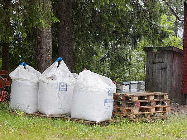 Pred hišo Breivika so še vedno vreče z gnojilom, za katerega se sumi, da ga je uporabil pri izdelavi bombe. Foto: EPA