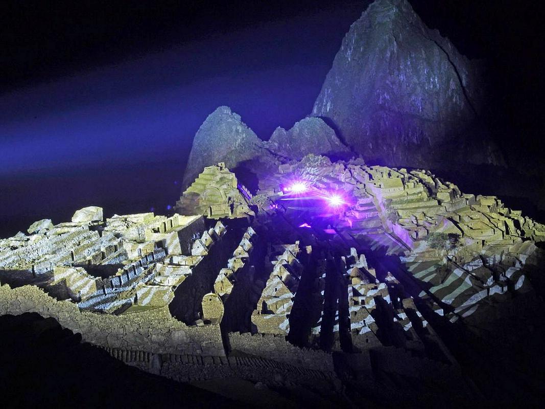 Slavnostno osvetljeni Machu Picchu ob praznovanju stote obletnice odkritja mesta. Foto: EPA