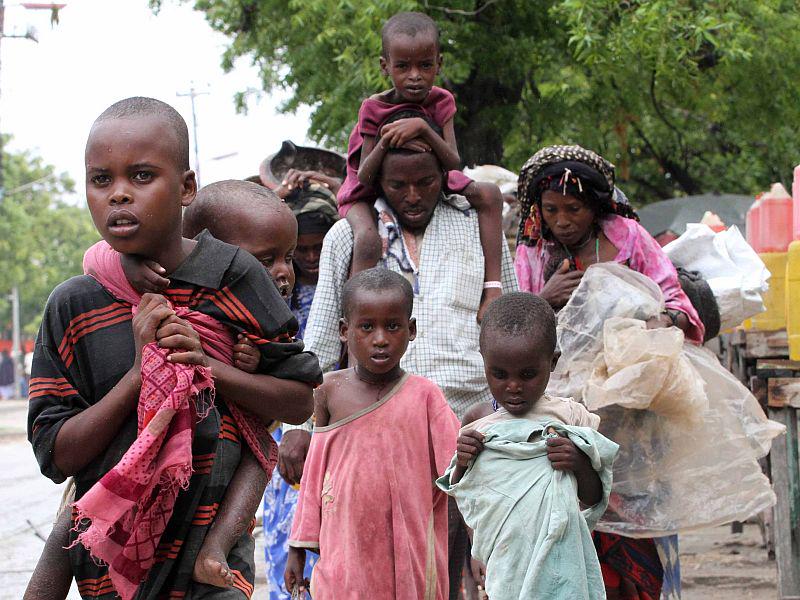 Nujne pomoči je potrebnih več kot 800.000 ljudi, kar polovica od teh pa je otrok, ki so ob prihodu v begunske centre v Keniji, Etiopiji in Somaliji v pretežni meri zelo podhranjeni. Foto: Reuters