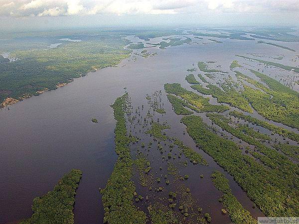 Amazonka ponekod doseže širino do 50 kilometrov, njen estuarij (zaprto vodno telo ob izlivu v morje) pa kar 240 kilometrov. Foto: EPA