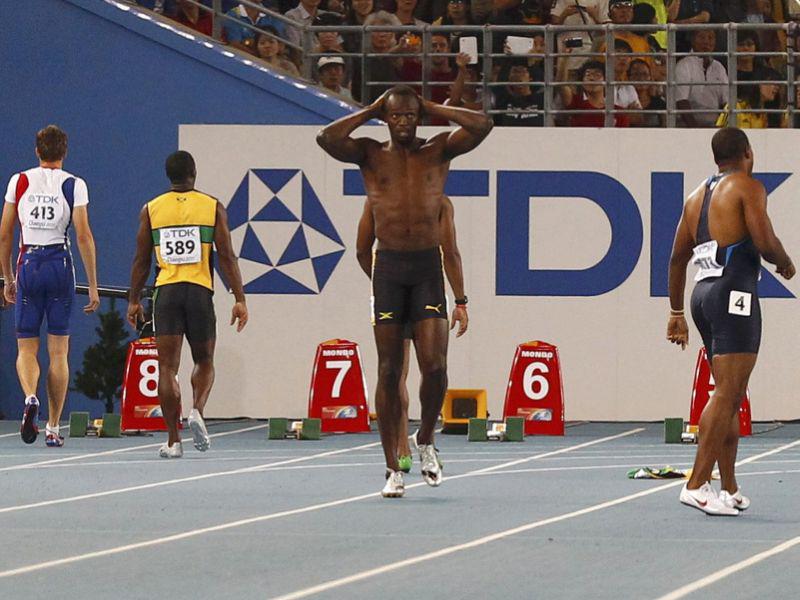 Usain Bolt se je takoj prijel za glavo. Svetovni rekorder bi lahko tekmecem dal tudi kakšen meter prednosti, pa bi verjetno še vseeno osvojil zlato. Foto: Reuters