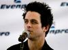 Pevca skupine Green Day vrgli iz letala
