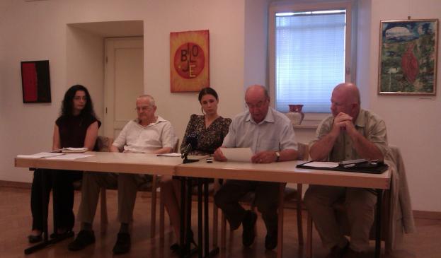 Novinarske konference civilne iniciative so se udeležili Jože Strgar, Mojca Perat, Matija Cencelj in Drago Krdelj. Foto: MMC RTV SLO