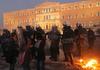 Protesti v Atenah postali nasilni, zahtevali prvo smrtno žrtev