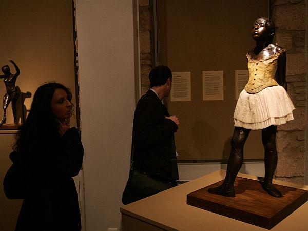Edgar Degas je 14-letno baletko - namreč mlado plesalko Marie van Goethem - najprej izdelal v vosku, precej neobičajnem materialu za tisti čas (šele leta 1922 so ga vlili v bron) in kip oblekel v bombažno baletno obleko. Foto: EPA