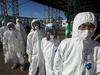 Foto: Novinarji prvič po potresu v elektrarno v Fukušimi