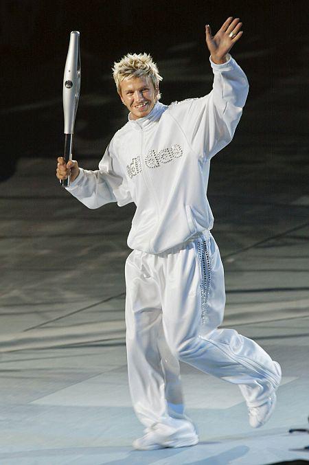 Med enega najpomembnejših trenutkov v zgodovini trenirk so pri Guardianu uvrstili Beckhamov nastop na zaključku iger Commonwealtha leta 2002, ko se je pojavil v popolnoma beli Adidasovi trenirki, okrašeni z draguljčki. Foto: EPA