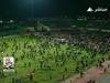 Foto in video: V nasilnem obračunu na nogometnem igrišču več kot 70 mrtvih