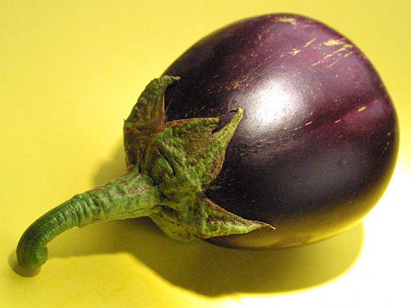 Jajčevca vzdolžno prerežemo in polovice izdolbemo, vendar ob lupini pustimo vsaj 1,5 cm mesa. Foto: BoBo