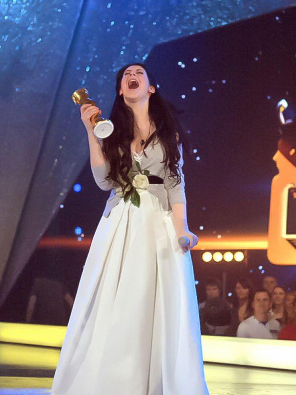Presrečna Eva Boto si je zmago pripela s pesmijo Verjamem. Foto: MMC RTV SLO/Sandi Fišer
