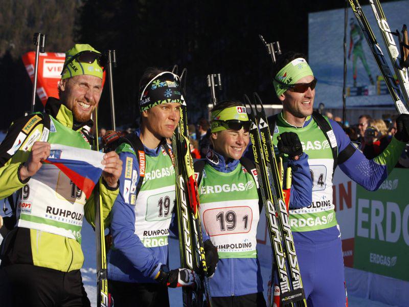 Klemen Bauer, Teja Gregorin, Andreja Mali in Jakov Fak so se veselili tudi srebra, čeprav so bili v cilju prvi. Foto: Reuters