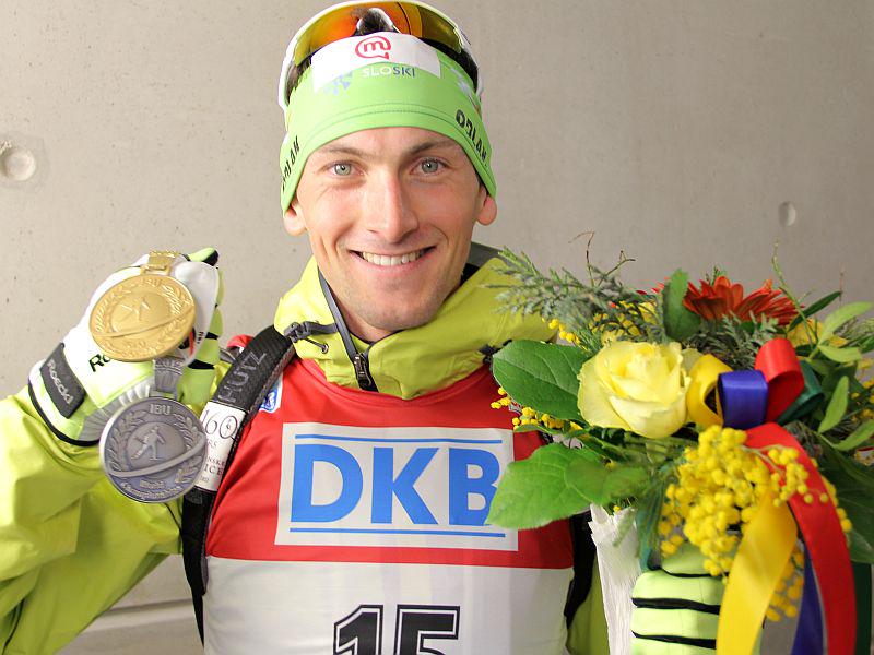 Jakov Fak z zlato in srebrno medaljo, ki ju je osvojil v Ruhpoldingu. Foto: MMC RTV SLO