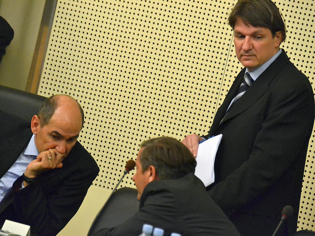 Premier Janša in njegovi ministri se v vladnih prostorih soočajo s koalicijskimi poslanci. Foto: MMC RTV SLO/Aljoša Masten