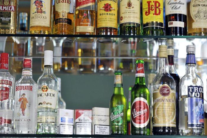 Država bo proračunsko luknjo polnila tudi z dražjimi alkoholnimi pijačami. Foto: BoBo