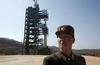 Foto: Severna Koreja premaknila raketo na izstrelišče
