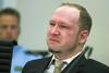 Foto: Breivik prvi dan sojenja med predvajanjem svojega filma zajokal