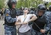 Pred velikimi protesti oblasti zaslišujejo Putinove nasprotnike