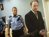 Breivik po pokolu policiste najprej prosil za obliž zaradi ureznine na prstu