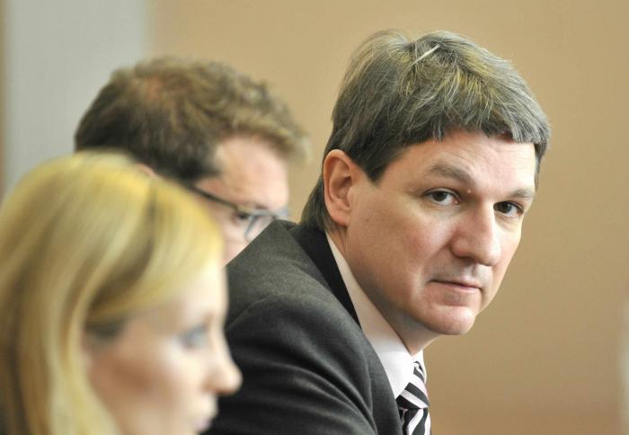 Finančno ministrstvo, ki ga vodi Janez Šušteršič, opozarja, da naj bi se zaradi referendumskih pobud že odzvali finančni trgi. Foto: BoBo