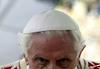 Vatikan: Razrešili še tri papeževe sodelavce