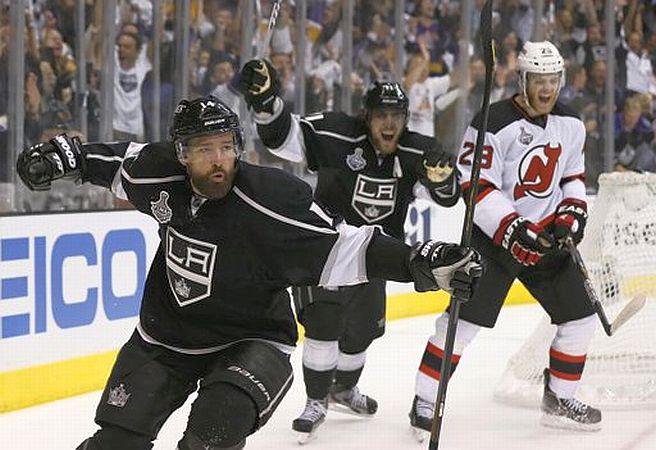 Ljubitelji hokeja se bodo leta 2012 spominjali po tem, da je Anže Kopitar z Los Angeles Kingsi osvojil Stanleyjev pokal. Foto: Reuters