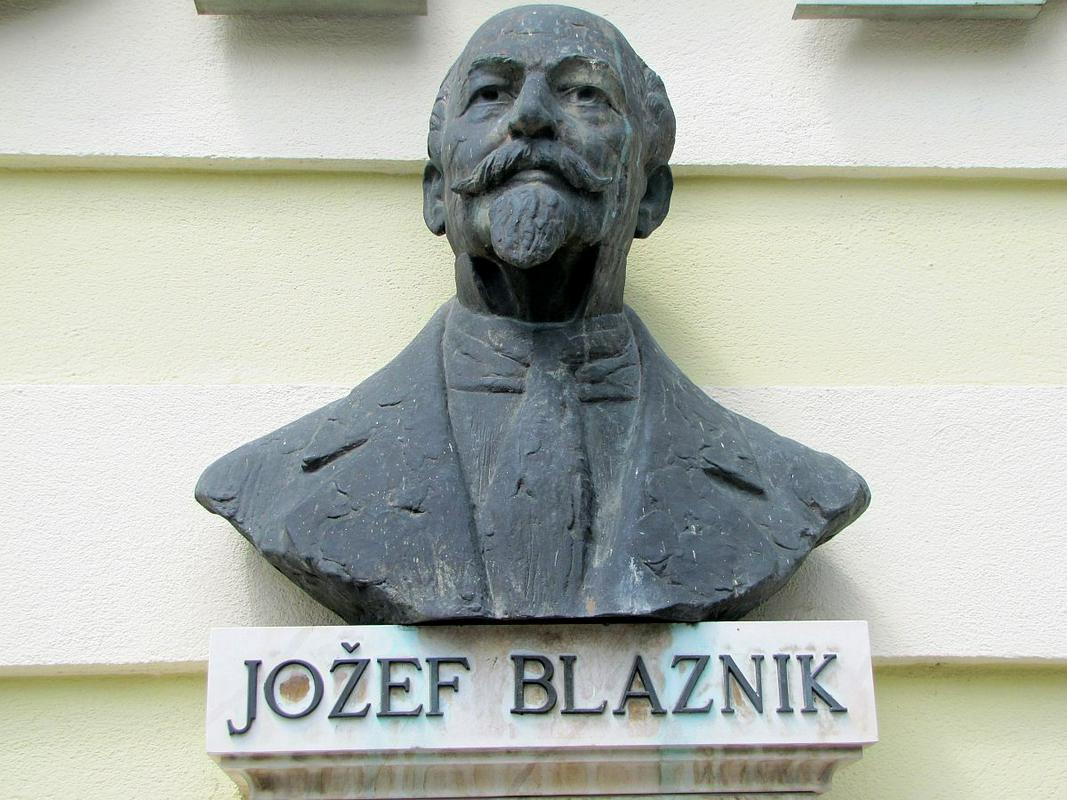 Kip Jožefa Blaznika (7. 2. 1800-23. 6. 1872) na pročelju hiše Breg 12, ki jo je kupil leta 1845, že prej pa v njej tiskal in stanoval. Foto: MMC RTV SLO