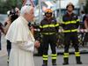 Papež po potresu: Razpoke so na hišah, v srcih pa jih ni