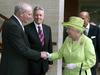 Poveljnik Ire segel v roko britanski kraljici Elizabeti