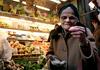 Monti varčuje pri plačah in štipendijah, Italijani pri nakupih živil