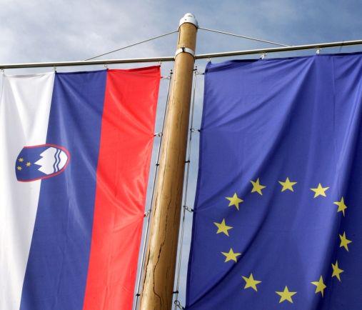 Zastavi EU-ja in Slovenije