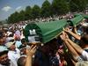 Foto: 17 let po pokolu v Srebrenici pokopali še 520 žrtev