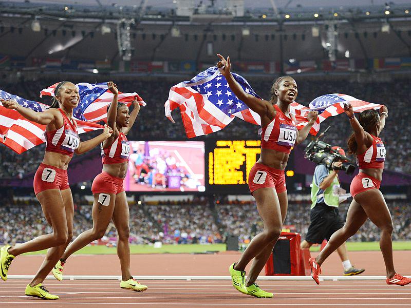 Tianna Madison, Allyson Felix, Bianca Knight in Carmelita Jeter se veselijo izjemnega svetovnega rekorda. To je bil prvi tek pod 41 sekund v zgodovini. Foto: EPA