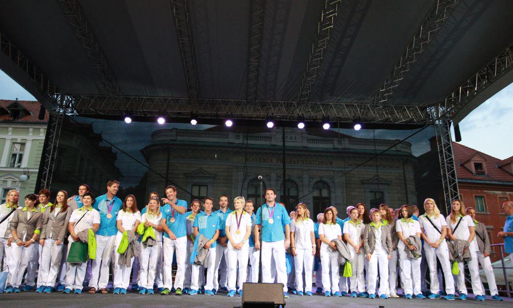 Slovenski olimpijci na odru Kongresnega trga. Foto: BoBo