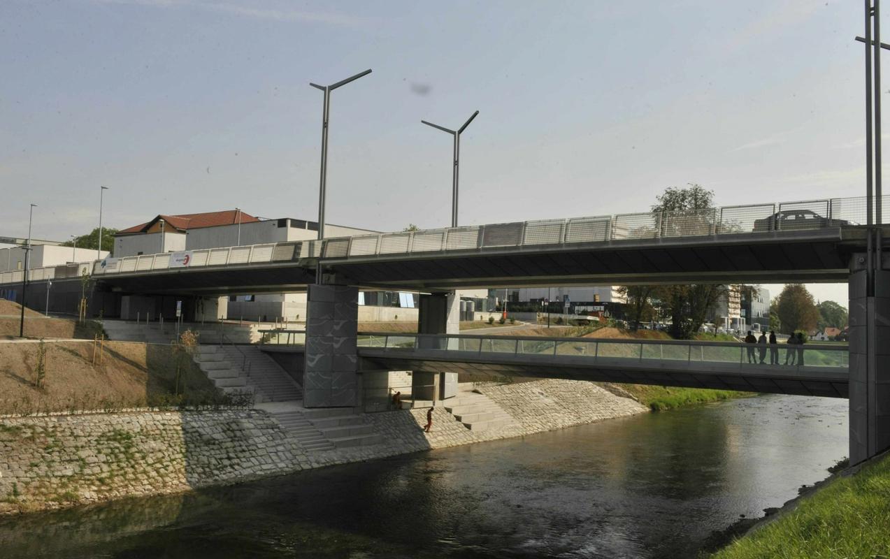 Most, ki v dolžino meri 150 metrov, je dvonivojski, spodnji del bo namenjen pešcem in kolesarjem, zgornji del s štiripasovno cesto pa motornemu prometu. Foto: BoBo