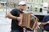 Foto: Novi Guinnessov rekord v Slovenijo prinesel harmonikar