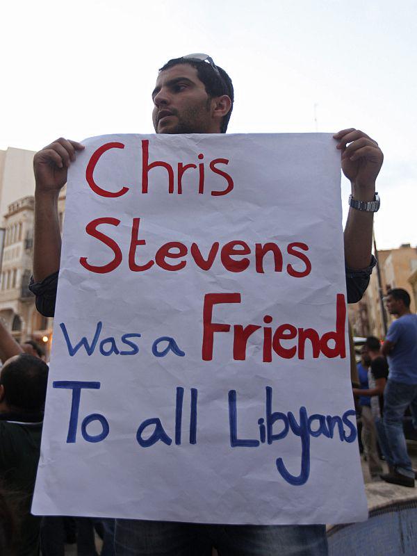 Nekaj Libijcev je pred konzulatom v Bengaziju izrazilo podporo Američanom. Foto: Reuters
