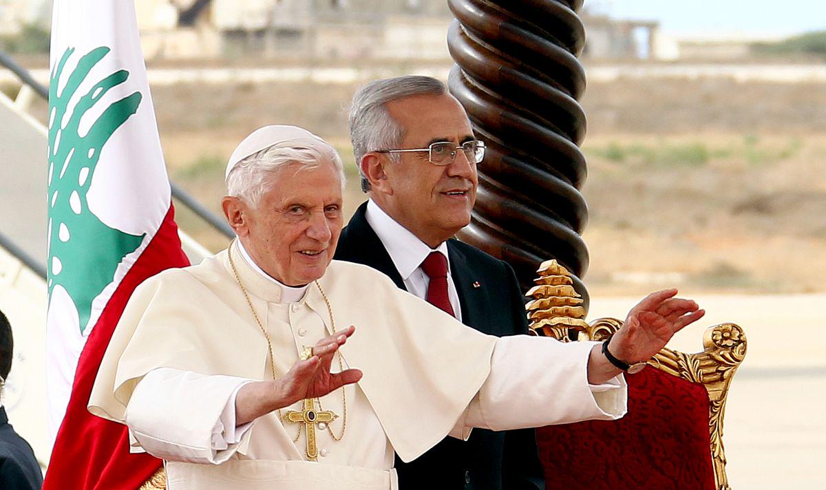 Papeža je na letališču pričakal libanonski predsednik Sleiman. Foto: EPA