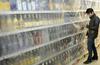 Čehi do preklica prepovedali prodajo vseh žganih pijač