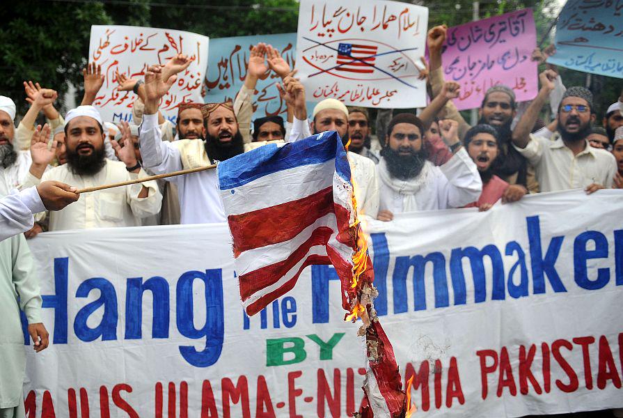 Pakistanski muslimani pozivajo k linču. Foto: EPA