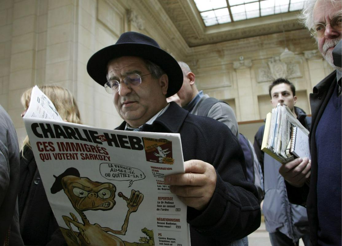 Charlie Hebdo je karikaturo Mohameda nazadnje objavil pred letom dni, pred sedežem tednika pa je kmalu zatem razneslo bombo. Foto: EPA